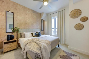 Houston Luxury Apartment with Comp Breakfast